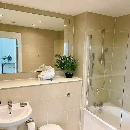 Urban Gateway Spacious Apartment With Free Parking Bracknell Exterior photo
