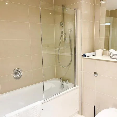 Urban Gateway Spacious Apartment With Free Parking Bracknell Exterior photo